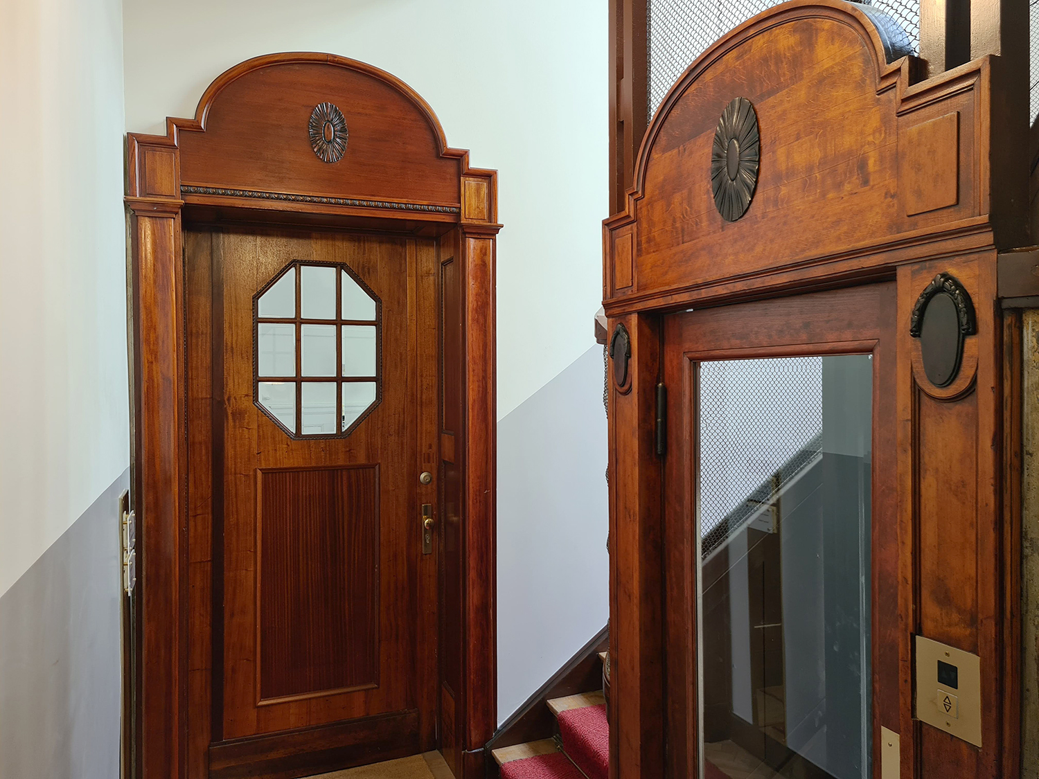 Spreeplan-Projekt-UG-gesund-Bauen-Hauseingang-oekologische-Sanierung-Denkmalschutz-Treppenhaus-in-Berlin-Wohnungseingang