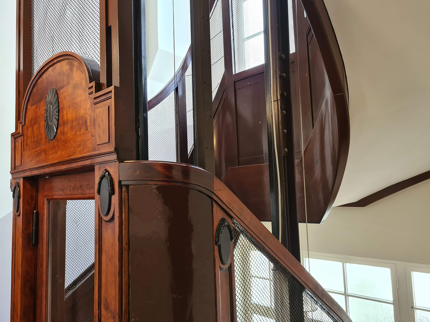 Spreeplan-Projekt-UG-gesund-Bauen-Hauseingang-oekologische-Sanierung-Denkmalschutz-Treppenhaus-in-Berlin-historischer-Aufzug