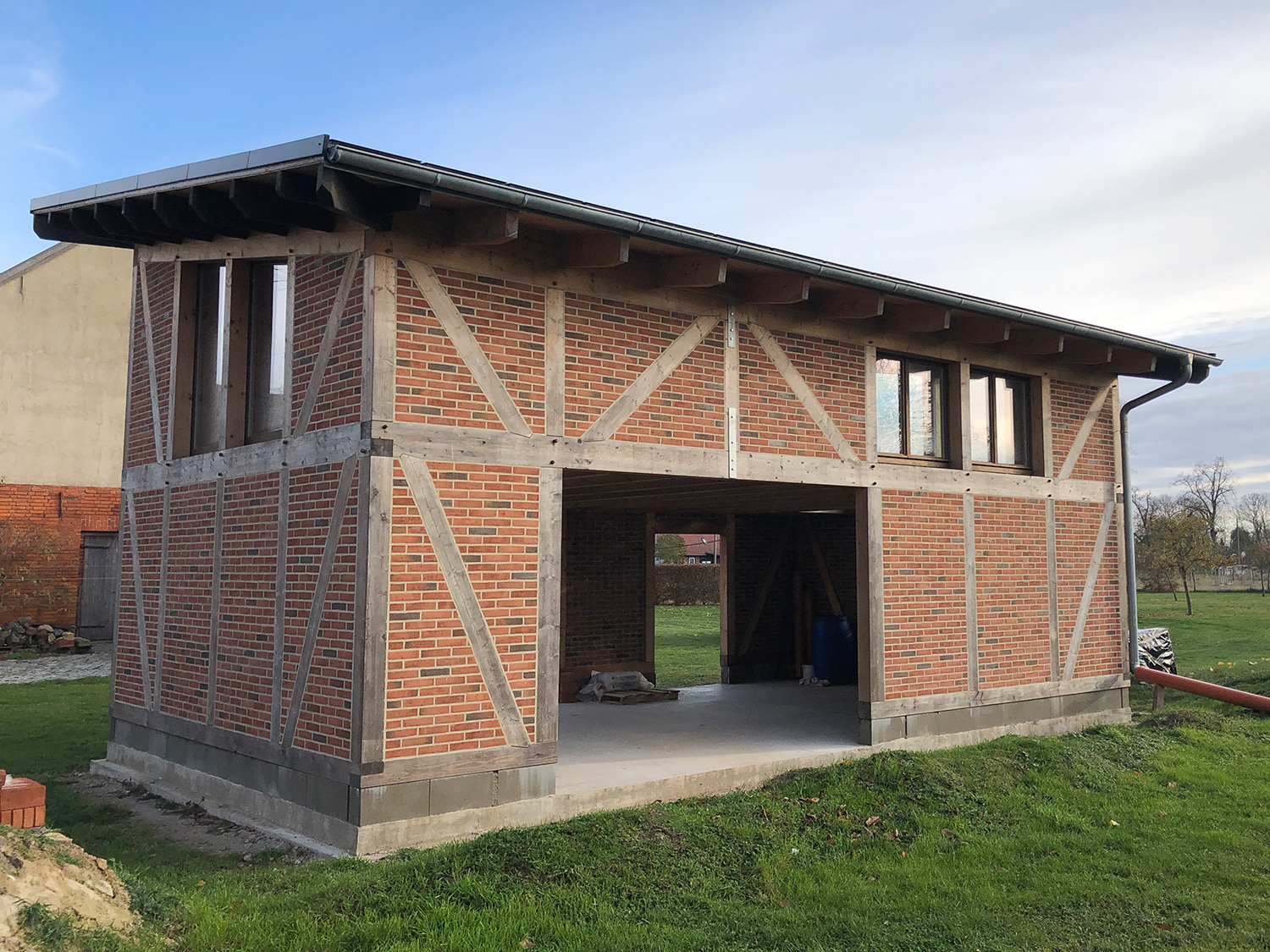 flusshof-schuppen-neubau-fassade-fachwerk-flusshof