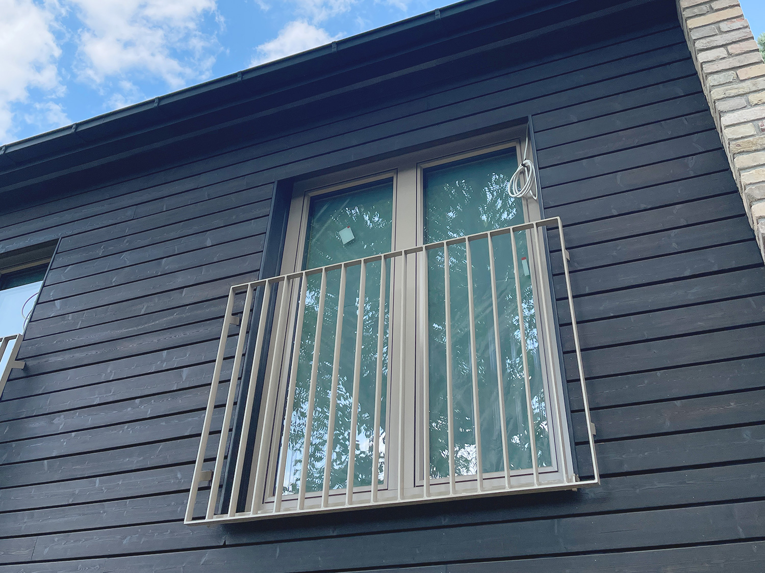 neubau-eines-reihenhauses-in-holz-stroh-modulbauweise-fassade-schwarz-holz-neubau