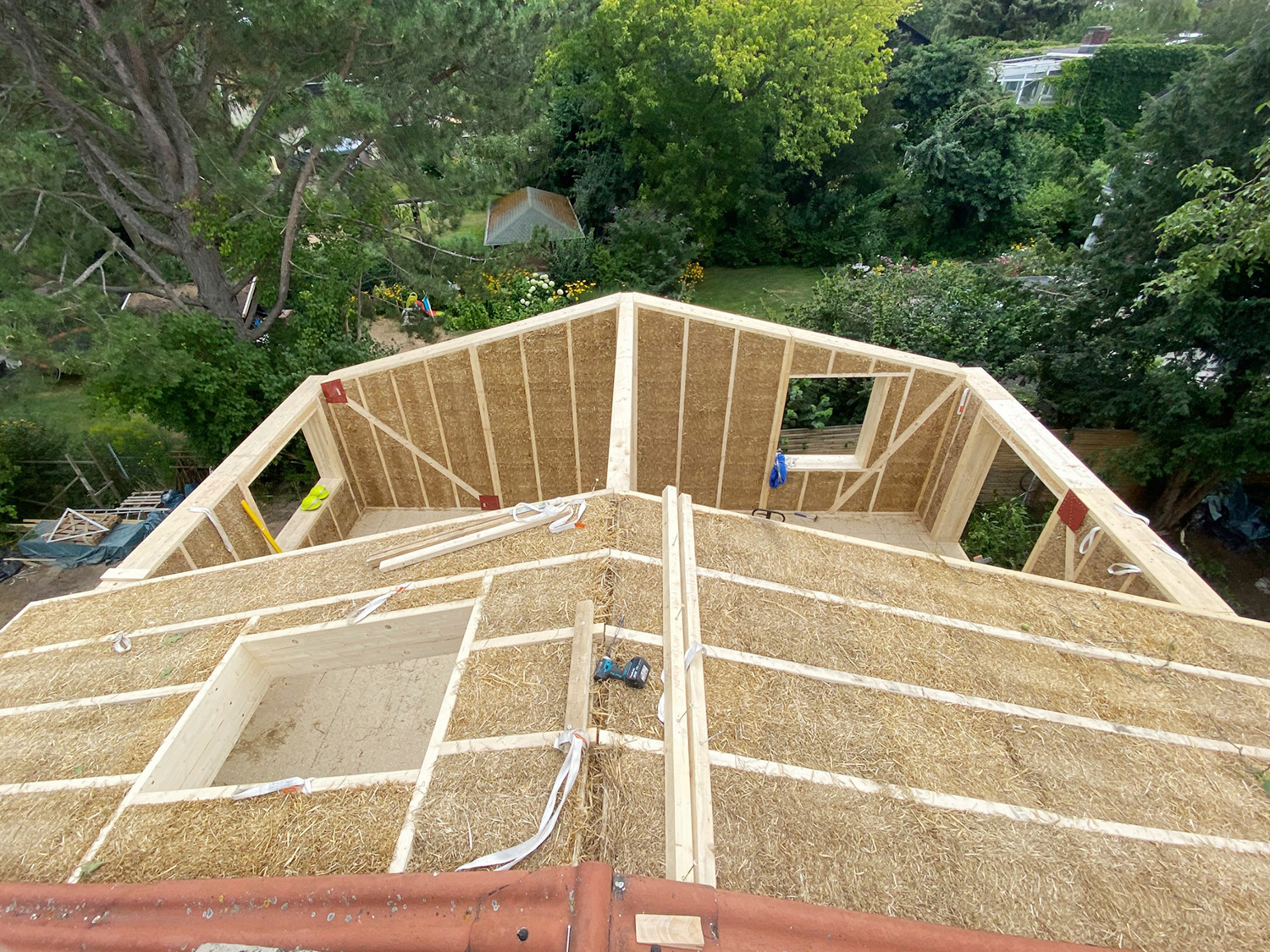 neubau-eines-reihenhauses-in-holz-stroh-modulbauweise-neubau-dach-stroh-holz-modulbau