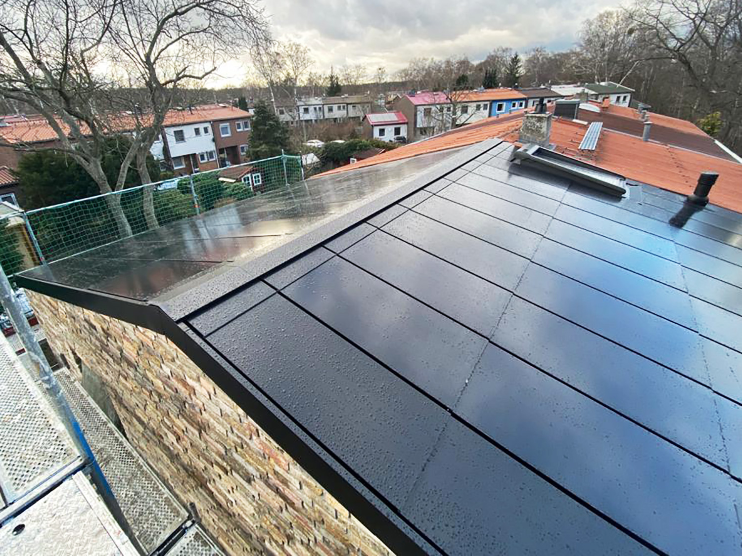 neubau-eines-reihenhauses-in-holz-stroh-modulbauweise-neubau-ennogie-solardach