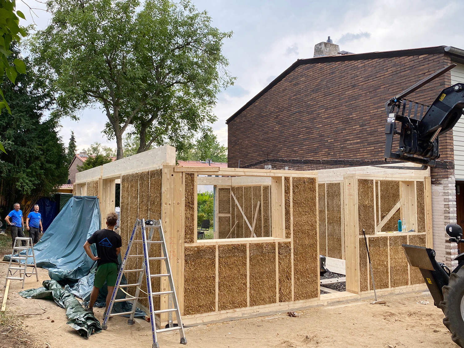 neubau-eines-reihenhauses-in-holz-stroh-modulbauweise-neubau-stroh-holz-modulbau-rohbau