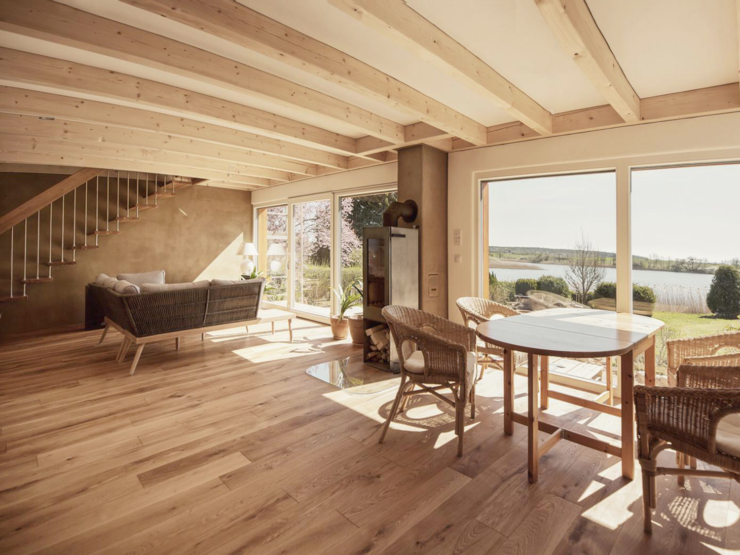 spreeplan-gesund-bauen-wochenendhaus-am-see-holzkonstruktion-in-mecklenburg-vorpommern-wohnzimmer-mit-sichtbalkendecke