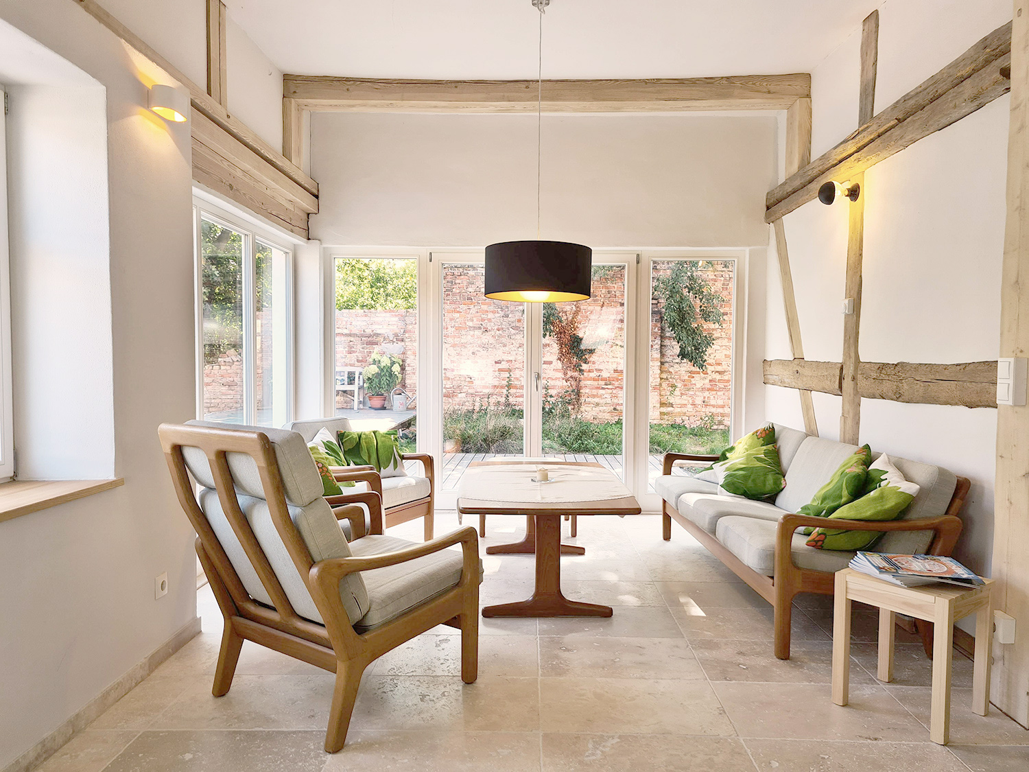 spreeplan-naturhaus-schorfheide-denkmalschutz-fachwerkhaus-oekologische-sanierung-gesund-bauen-wohnzimmer